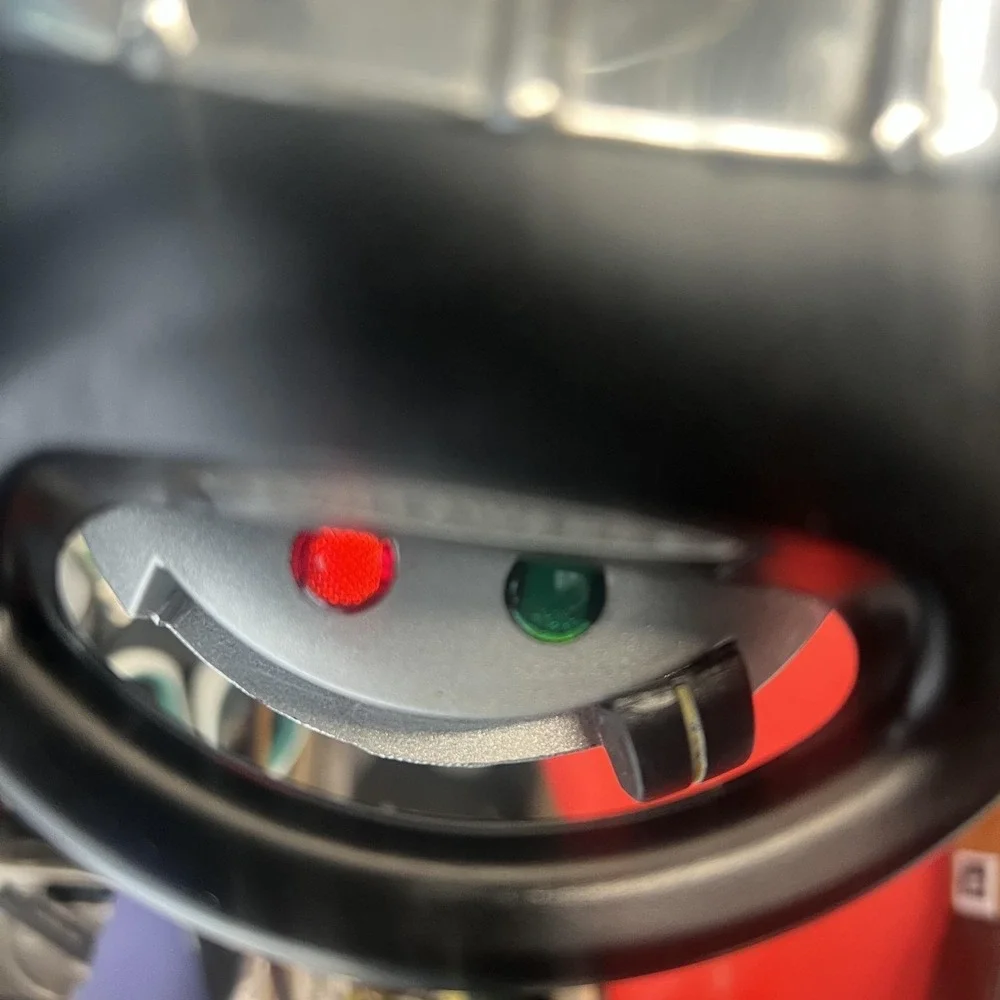 VillaWare UNO Belgian Waffle Maker Silver Round Waffler‎ 2002 1000W Electric